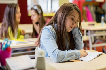 Criança aguardando atenção